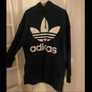  - Mörkgrön Adidas hoodie i väldigt bra skick! Storlek Xl. 