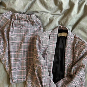  - Byxorna är i storlek 36 och kavajen är i storlek 34 Från Nelly.  Köparen står för frakt 