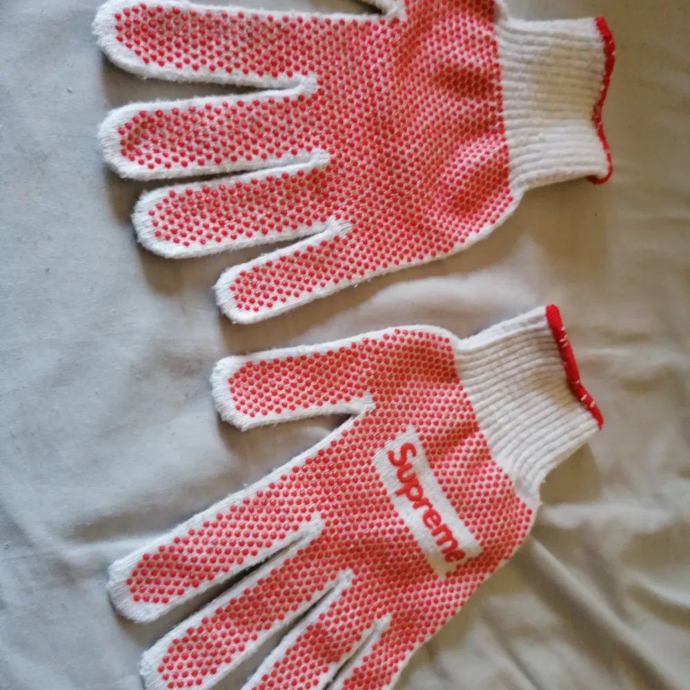 Säljer nu mina Supreme Grip Work Gloves White använda ett par gånger men ser bra ut. Kan fraktas men köparen betalar för frakten. . Accessoarer.