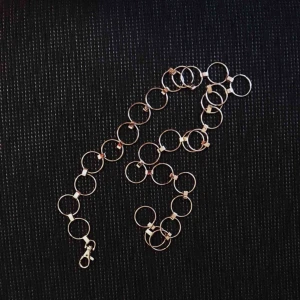  - Guldigt kedjebälte. Passar alla storlekar. Fint skick. Köparen står för frakt. Ställ gärna frågor :)