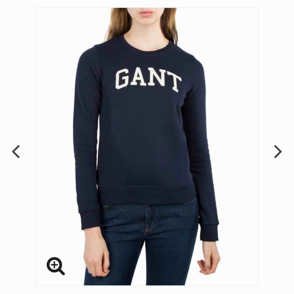 Gant college tröja i färgen marinblå/mörkblå tröjan är i bra skick. Köparen står för frakten annars möts jag upp i Norrköping . Huvtröjor & Träningströjor.