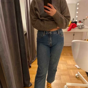  - Jättesköna blåa jeans, dom är raka och en kortare modell vilket är sjukt snyggt men jag har inte använt dom här så mycket och känns tråkigt att dom ska ligga o skräpa! 