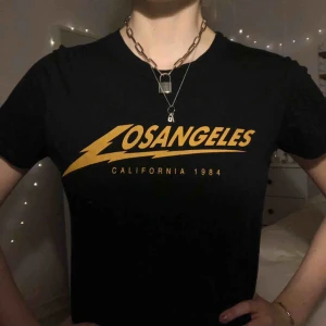  - Svart T-shirt med text från Brandy Melville, köparen står för frakten :)