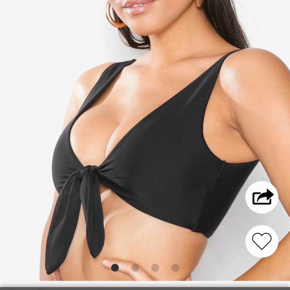 En helt oanvänd bikini överdel från nelly.com, säljes för att den är för liten. Justerbar med hjälp av snören fram därför är de lite kortare än på bilden från nelly för har justerat den. Frakten inräknad i priset. Övrigt.
