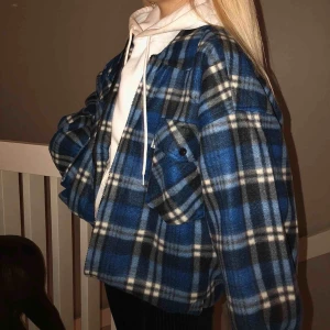  - Superfin blå flanell jacka, går till halva låren ungefär men har den instoppad🌟 den är Teddy fodrad inuti passar perfekt nu!💕