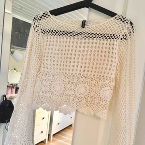  - Brukade vara min favorittröja men är inte min stil längre. Jättesnygg med shorts, jeans och långkjolar!! 🌸 Finns i Kalmar men kan fraktas, skriv för med detaljer, bilder och fraktpris 🌸