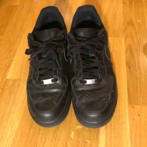  - Nike AF1 vem älskar inte denna klassiker?!  Säljer pga lite för små. Köpta på Plick. 