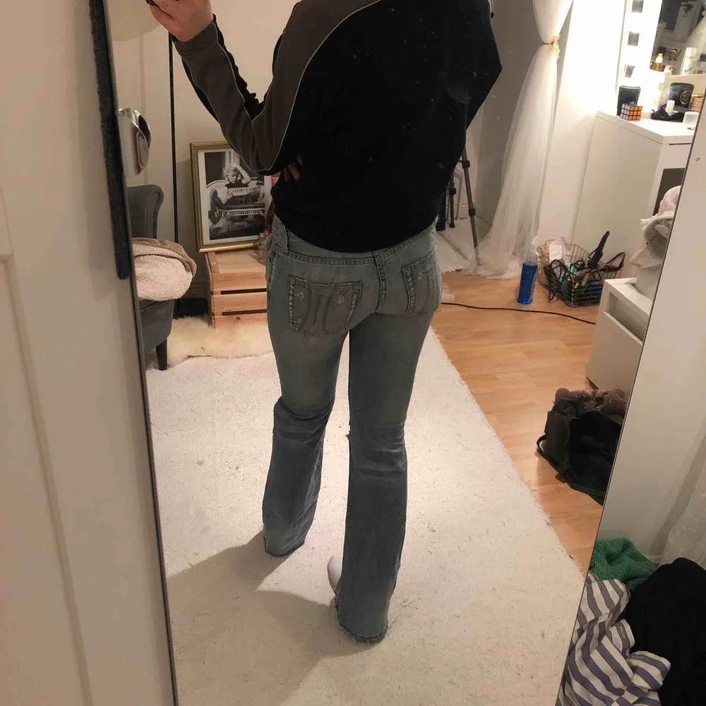 Snygga ljusblåa, lågmidjade bootcut jeans från Fornarina i storlek XS/S. De är 100 cm långa. Modellen är sån att det är slitningar på de men de har hemmaklippta hål på knäna. Priset är inkl frakt!💖💖. Jeans & Byxor.