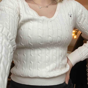  - Fin v-ringad gant tröja i en vit crämig färg! Den är använd men har inga fläckar eller något!  Fråga ifall du har frågor!❤️