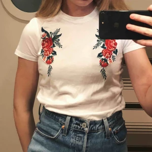  - t-shirt från pieces med fina broderade blommor på bröstet 🥀🐚