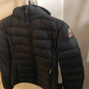  - Köpt på KidsBrandStore!  Stolek M Kvitto & Prislapp finns kvar.  Kan frakta men då betalar köparen för frakt!