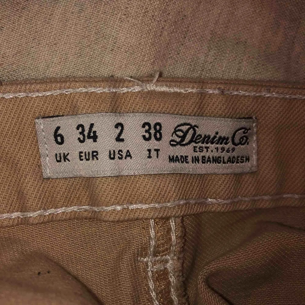 Välldigt fina sparsamt använda beiga jeans från Primark. Storlek 34 och midja 25/26. Byxorna är 85 cm långa och typ lite oversized! Priset är inkl frakt❤️❤️ . Jeans & Byxor.