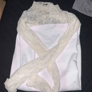  - Super fin student klänning från bubbleroom. Små hål i båda armhålorna som man inte ser utöver det otroligt fint skick! Köpt 2016 för 600kr  200kr ink. Frakt 50kr 