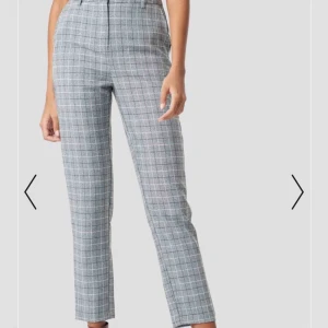  - Svarta kostymbyxor från nakd. Straight suit pants black, samma som på bilden fast svarta.  Uppsydda 1 cm, går enkelt att sprätta upp. Använda 1 gång. 