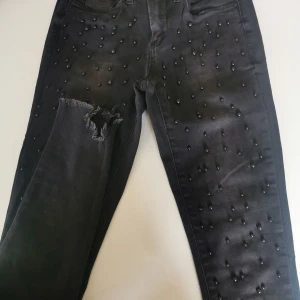 Sister point  - Super snygga jeans med pärlor framme på byxbenen aldrig använda 