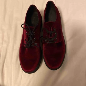  - Sammets skor från Forever21 i vinröd med något tjockare sula. Köpta i London men aldrig använda. 