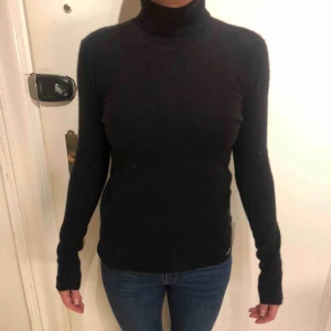  - 100 % Kashmir. Personen är 170 cm och väger 55 kg. 