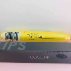  - ALLTING ÄR PLOMBERAT INPLASTAT *NY Mascara & ett nytt läppglans se bilder. Detaljer: färg läppglans:röd. Färg fransar:svart med gummiborste  * leveras i en större Guldig tygetuiet. * bjuder på Portot 