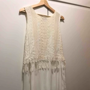  - Fin vit sommarklänning, knappt använd. Storlek M men passar också S. Köparen står för fraktkostnaden.