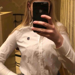  - vit bondelid skjorta🤎 ALDRIG ANVÄND nypris 599:- ! 