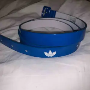 Blått Adidas skärp 