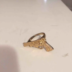  - Pistolring. Går inte att reglera. Porto: 11 kr 🌸
