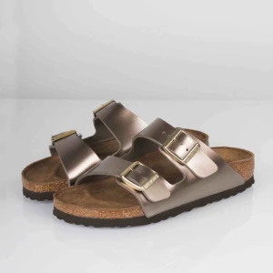  - Köpta slutet av förra sommaren. Knappt använda pga inte riktigt min stil. Orginalpris 1000 kr. En smalare modell med endast några få väldigt små märken, se bild 3. Möjligt att gå ner i pris vid snabb affär. 😊