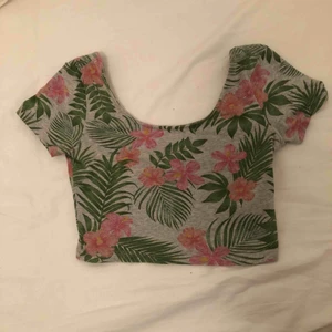  - Super fin croptop som jag ej använder längre. Storlek xs från Hm. Knappt använd och i bra skick.  Kontakta på dm ifall du är intresserad och fråga gärna ifall det är nått du vill veta🥰