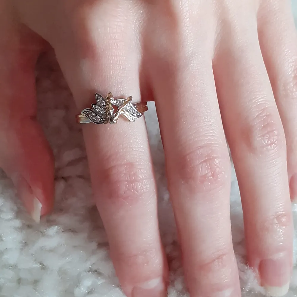 En ring i både guld och silverfärg, med en jättesöt älva på som liknar tingeling💛Frakt: 11:-. Accessoarer.