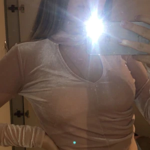  - en fin rosa sammet tröja från Gina Tricot. använd ett fåtal gånger. säljer för att den inte kommer till användning.  nypris: 350 köparen står för eventuell frakt.  pris kan diskuteras 