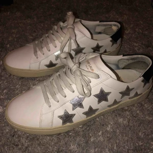  - Superfina sneakers från Saint Laurent, köpta för ca 5000kr. Använda 2 gånger, som nya förutom insidan av hälen där det suttit två häl grepp. Pris kan diskuteras vid snabb affär. 
