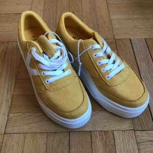  - Helt oanvända skor! Köptes, provades i butik, men användes aldrig. Så snygga dock!   Prislapp finns kvar, nypris; 349kr!   Tjockare sula. 