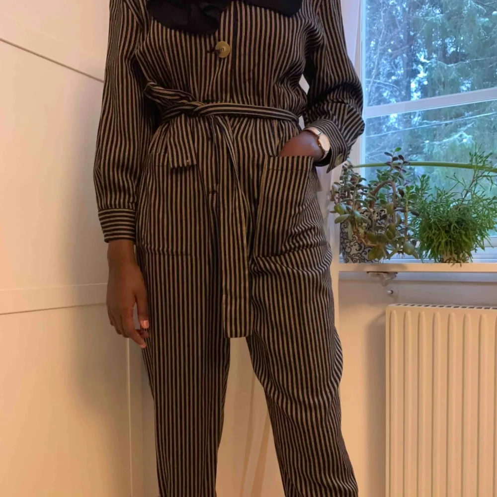 Fin brun och svart byxdress från Zara. Aldrig använd, prislapp sitter fortfarande kvar. Originalpriset låg på 500kr men säljer för 250kr. Kan skicka fler bilder vid förfrågan. Köparen står för frakt😊. Övrigt.