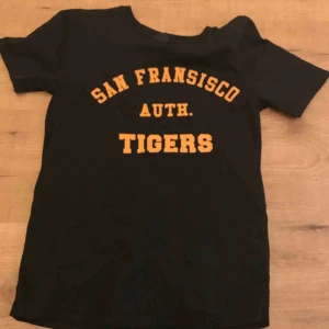  - Svart med orange text