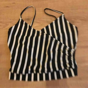  - Randig magtröja knappt använd!