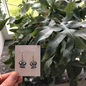  - Detaljerade örhängen av lera. (Dessa är köpta)