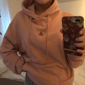  - En oversized, mysig hoodie! Köpt på carlings, i storlek M. Knappt använd och så gott som ny. Fin rosa färg med en läcker detalj. Frakt tillkommer och betalning sker via swish.
