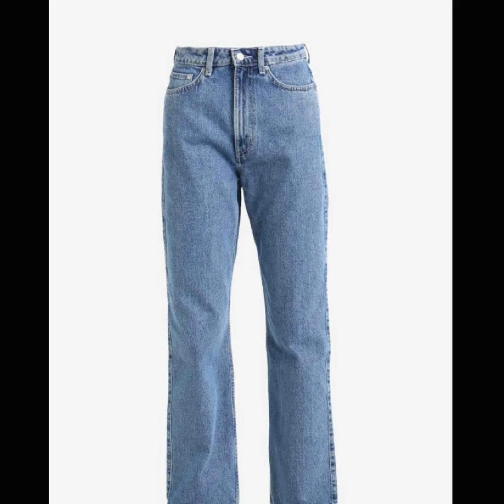 Weekday jeans modell Row i stl 27  Super fint skick!   Frakt tillkommer 🐋. Jeans & Byxor.