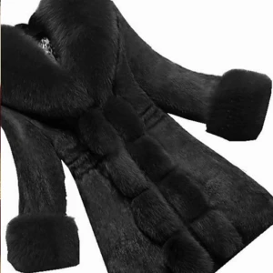  - Världens mysigaste faux fur jacka, använd ett fåtal gånger!  Passar nästan alla storlekar  (Bild från hemsidan)