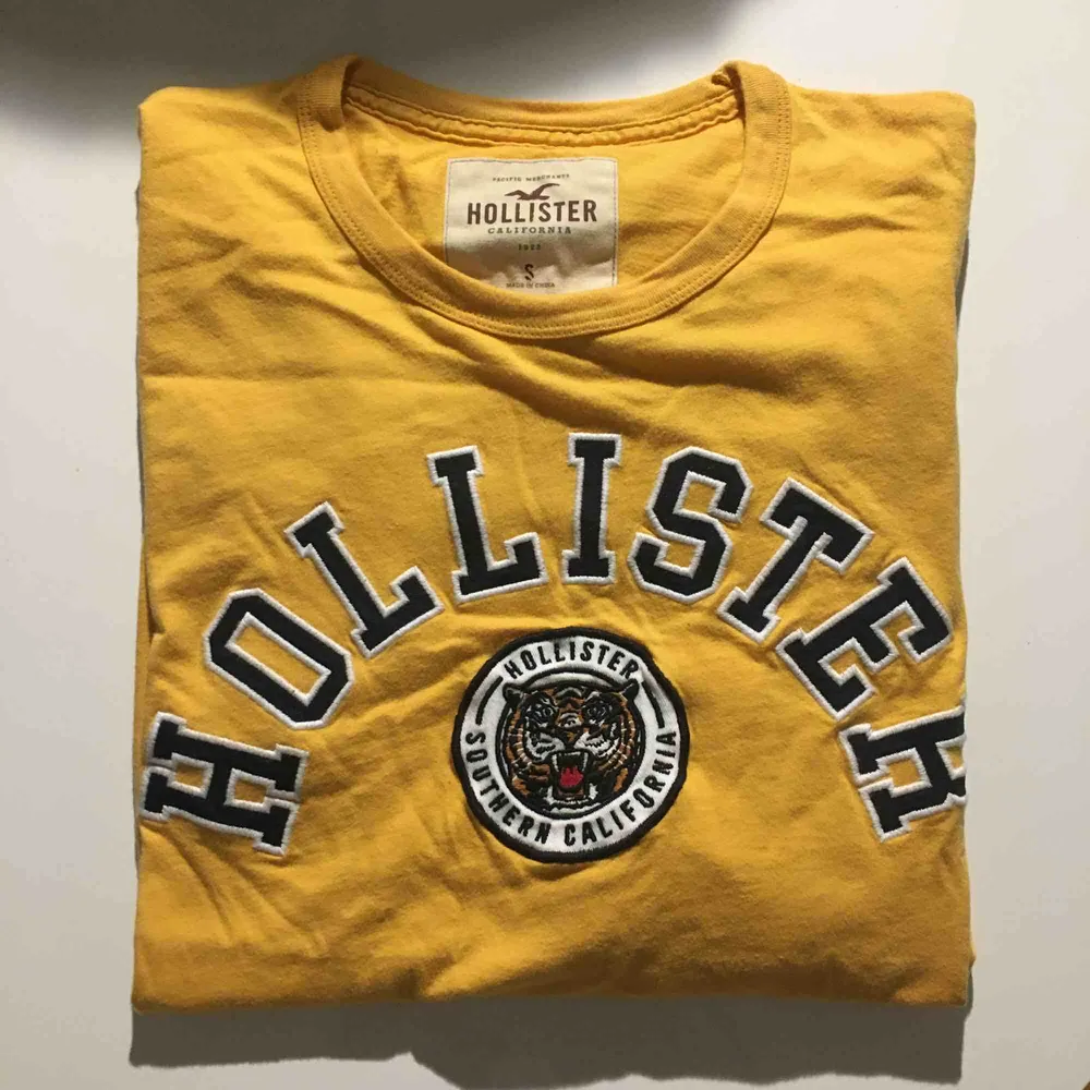 Två Hollister tröjor i bra skick. Den första är i storlek s och är långärmad. Den andra är xs och kortärmad. Köp en för 40 eller köp båda för 60kr.. T-shirts.