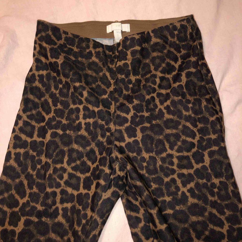 Ett par twill byxor som är tajta fast dem är stretchiga i leopard. Använda fåtal gånger säljer på grund av att dem blivit för små⭐️. Jeans & Byxor.