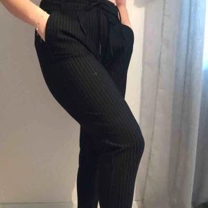  - Snygga och sköna kostymbyxor i randigt mönster🥰 Sitter superbra och kan knytas i midjan!