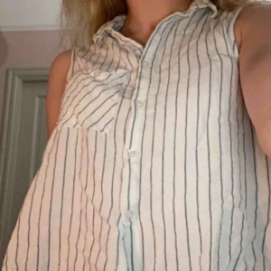  - Jag är 161 och väger 56 kg! Den är använd tre gånger, köpt för cirka 300. Kan mötas i Sthlm, annars betalar du för frakt ❤️