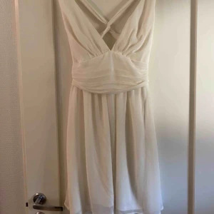  - En kort fin klänning ifrån Nelly i stl 36. Perfekt till student, konfirmation och skolavslutning.