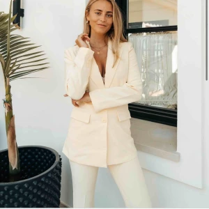  - Säljer mitt fina det från Gina tricot. Storlek 34 i båda delarna. Sitter som en smäck, endast använd 1 gång. 