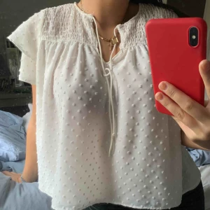  - Storlek L på denna blusen från. Zara men passar mig som har xs/s