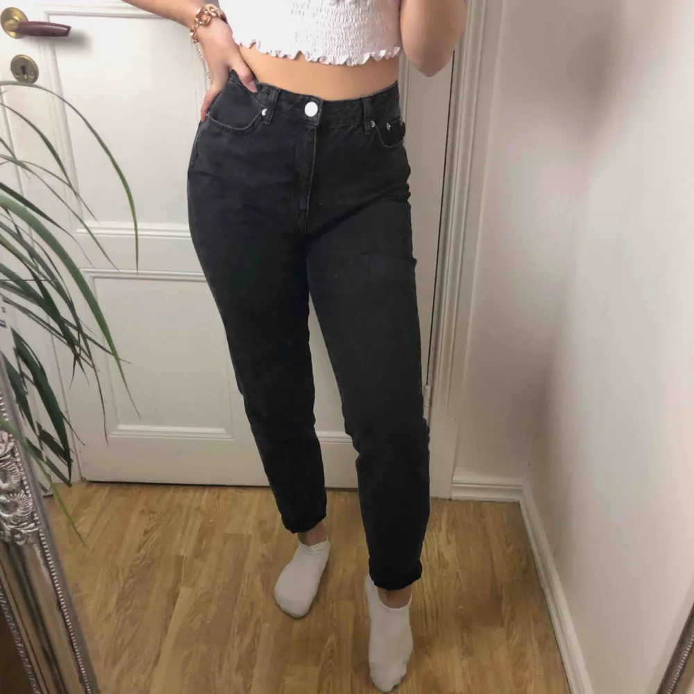 trendiga mom jeans med snygg passform!! i storlek 38 men passar även 36 (jag brukar ha 36). säljer pga använder aldrig. köparen står för frakt (+40kr)💕💕. Jeans & Byxor.