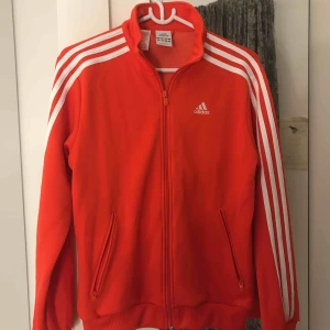  - Säljer en Adidas tröja i fint skick. Den passar mig som brukar vara en S/M dock lite för stor.  Köparen står för frakten 💕