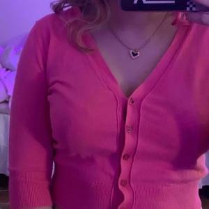  - Supersöt rosa kofta som slutar ungefär vid naveln💕