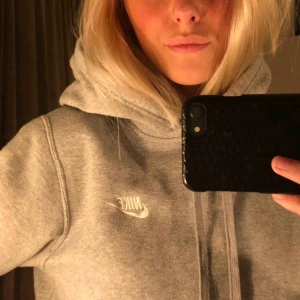 - Grå nike hoodie som inte kommer till så mycket användning längre!